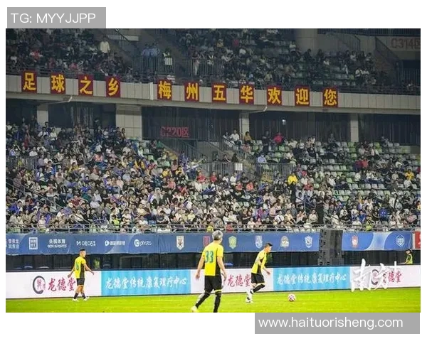 足球明星现身机场直播粉丝热情高涨互动不断引发关注