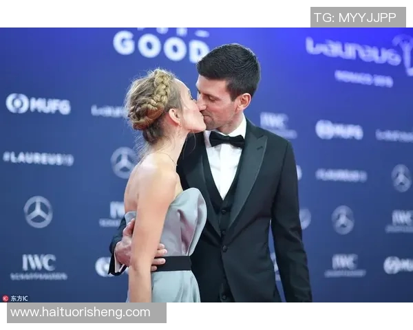 足球明星与爱妻甜蜜接吻瞬间展现幸福生活的美好画面